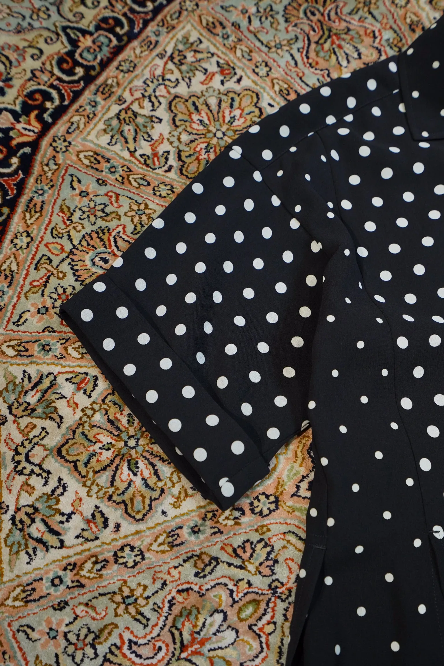 UJOH OPEN COLLAR SLIT SHIRT (BLACK DOT)