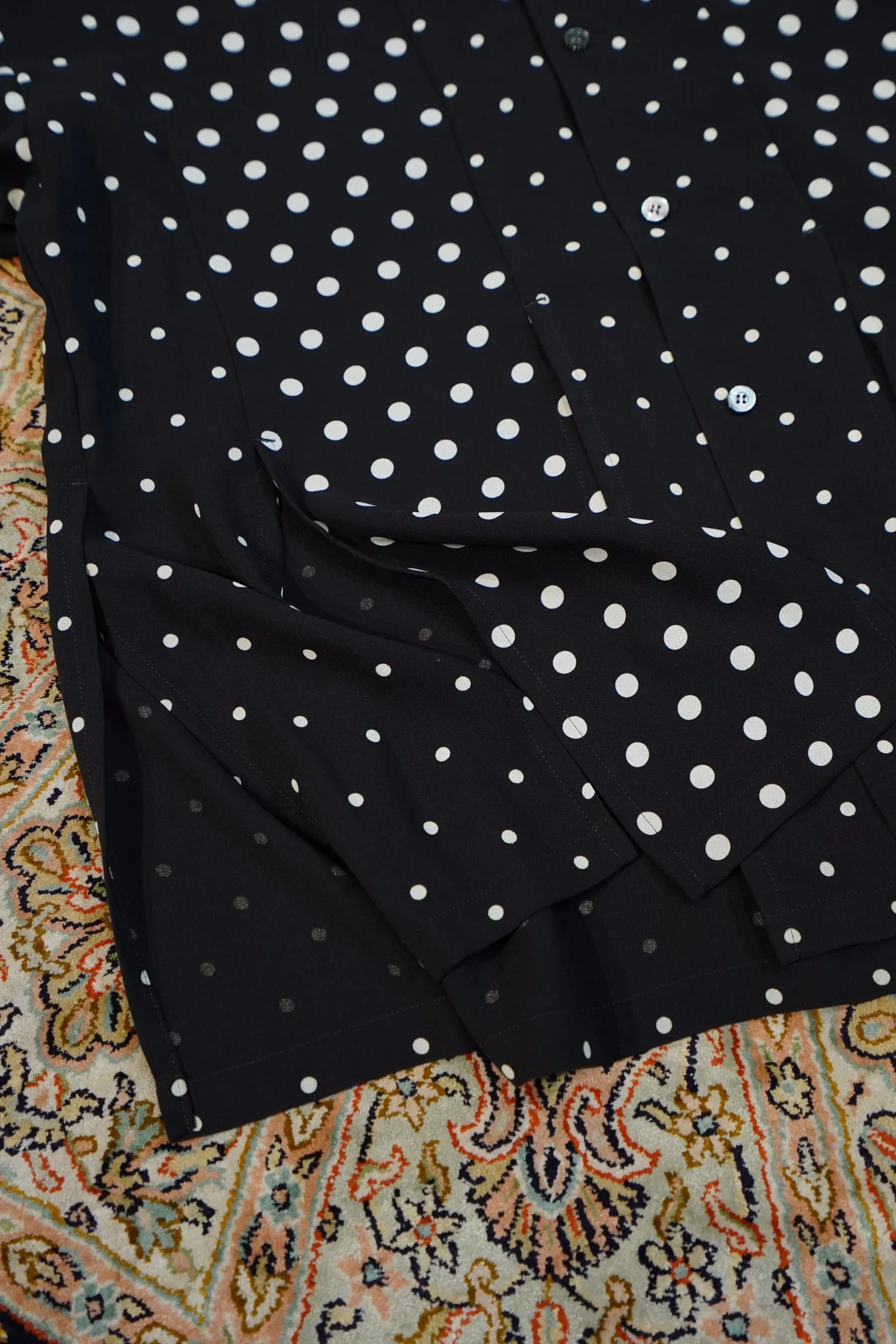 UJOH OPEN COLLAR SLIT SHIRT (BLACK DOT)