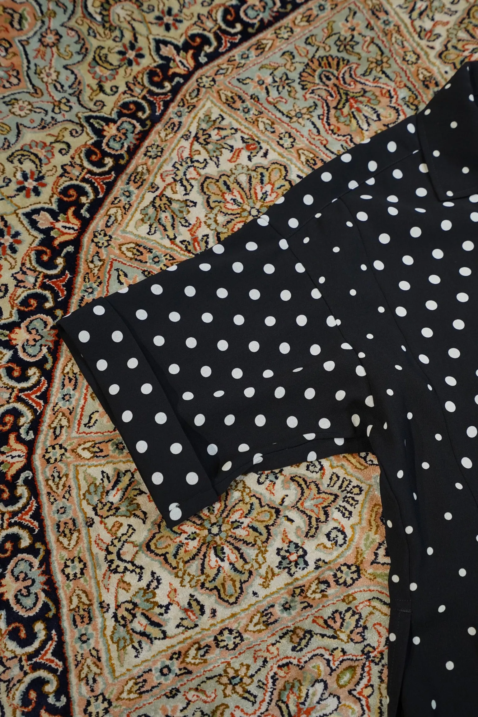 UJOH OPEN COLLAR SLIT SHIRT (BLACK DOT)