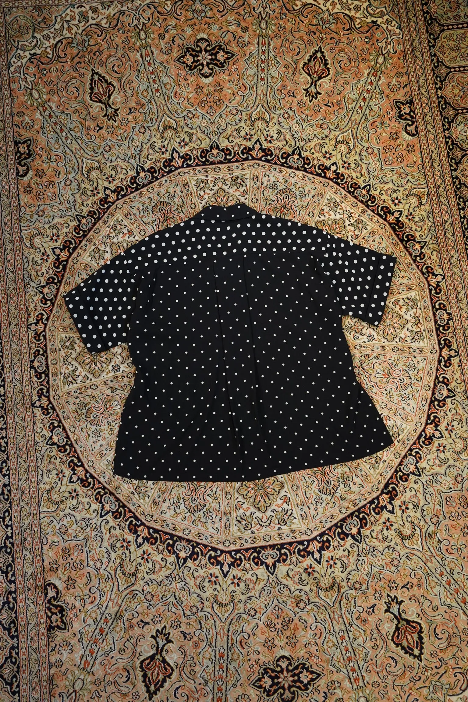 UJOH OPEN COLLAR SLIT SHIRT (BLACK DOT)