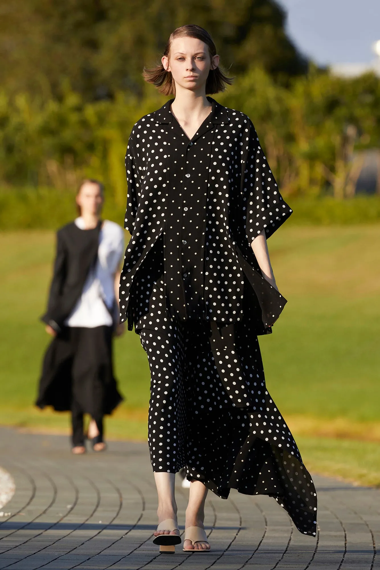 UJOH OPEN COLLAR SLIT SHIRT (BLACK DOT)
