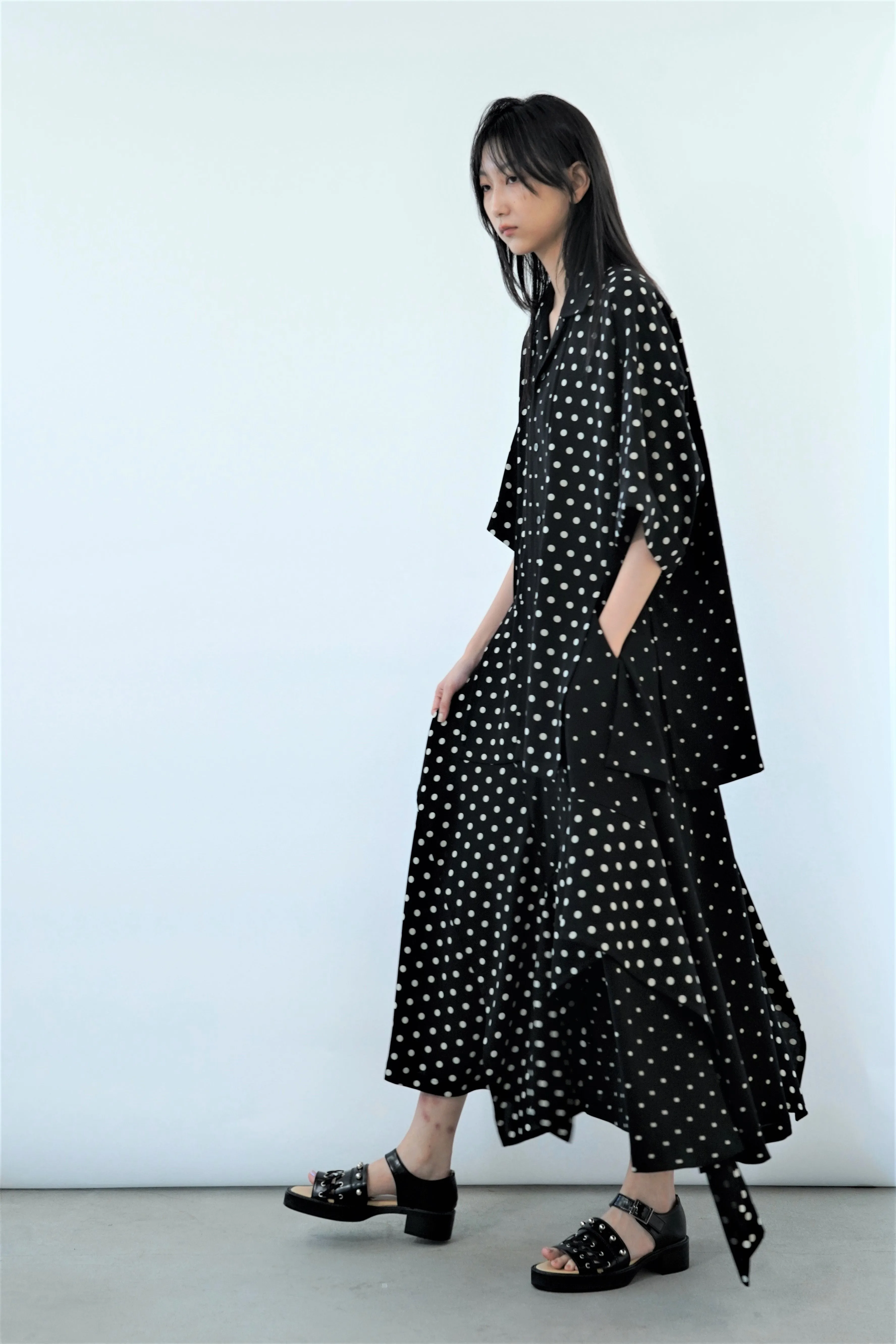 UJOH OPEN COLLAR SLIT SHIRT (BLACK DOT)
