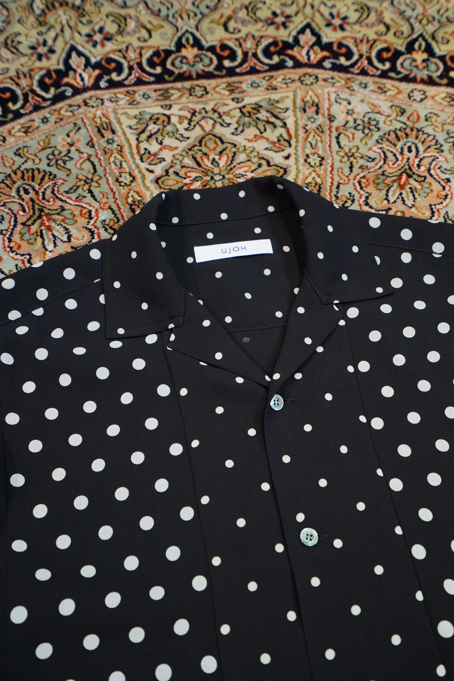 UJOH OPEN COLLAR SLIT SHIRT (BLACK DOT)