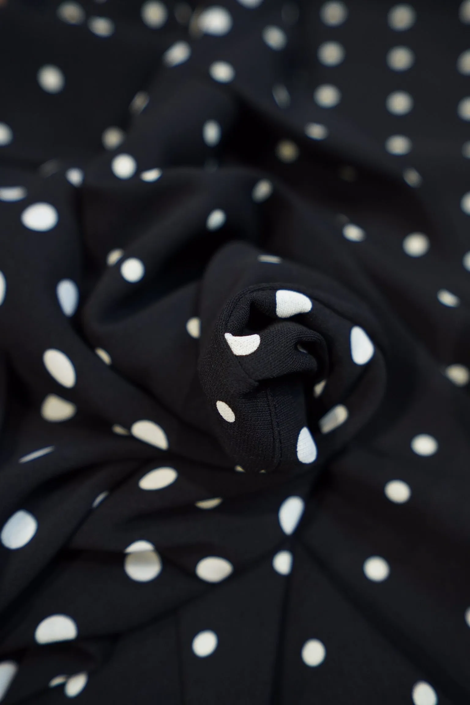 UJOH OPEN COLLAR SLIT SHIRT (BLACK DOT)