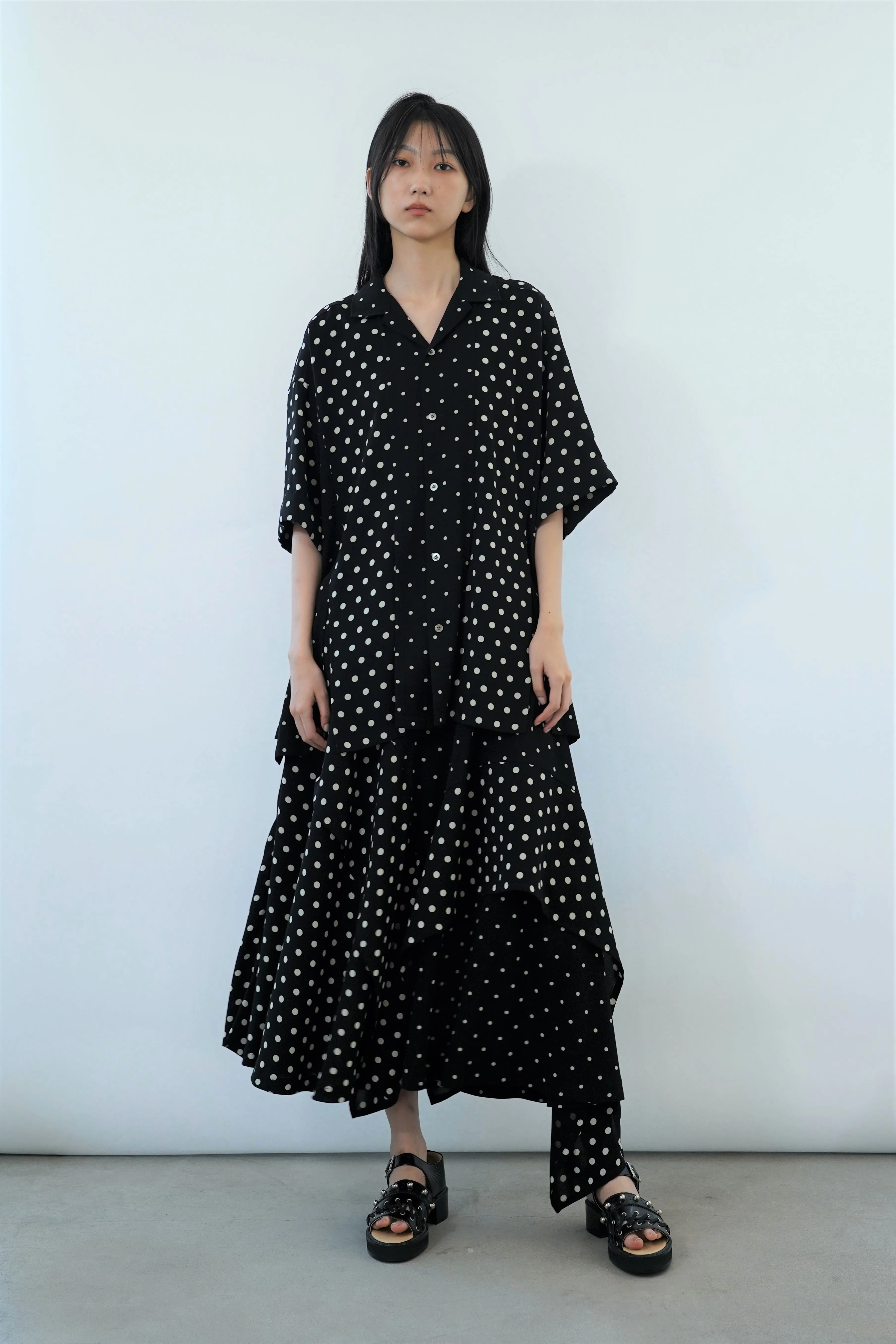 UJOH OPEN COLLAR SLIT SHIRT (BLACK DOT)